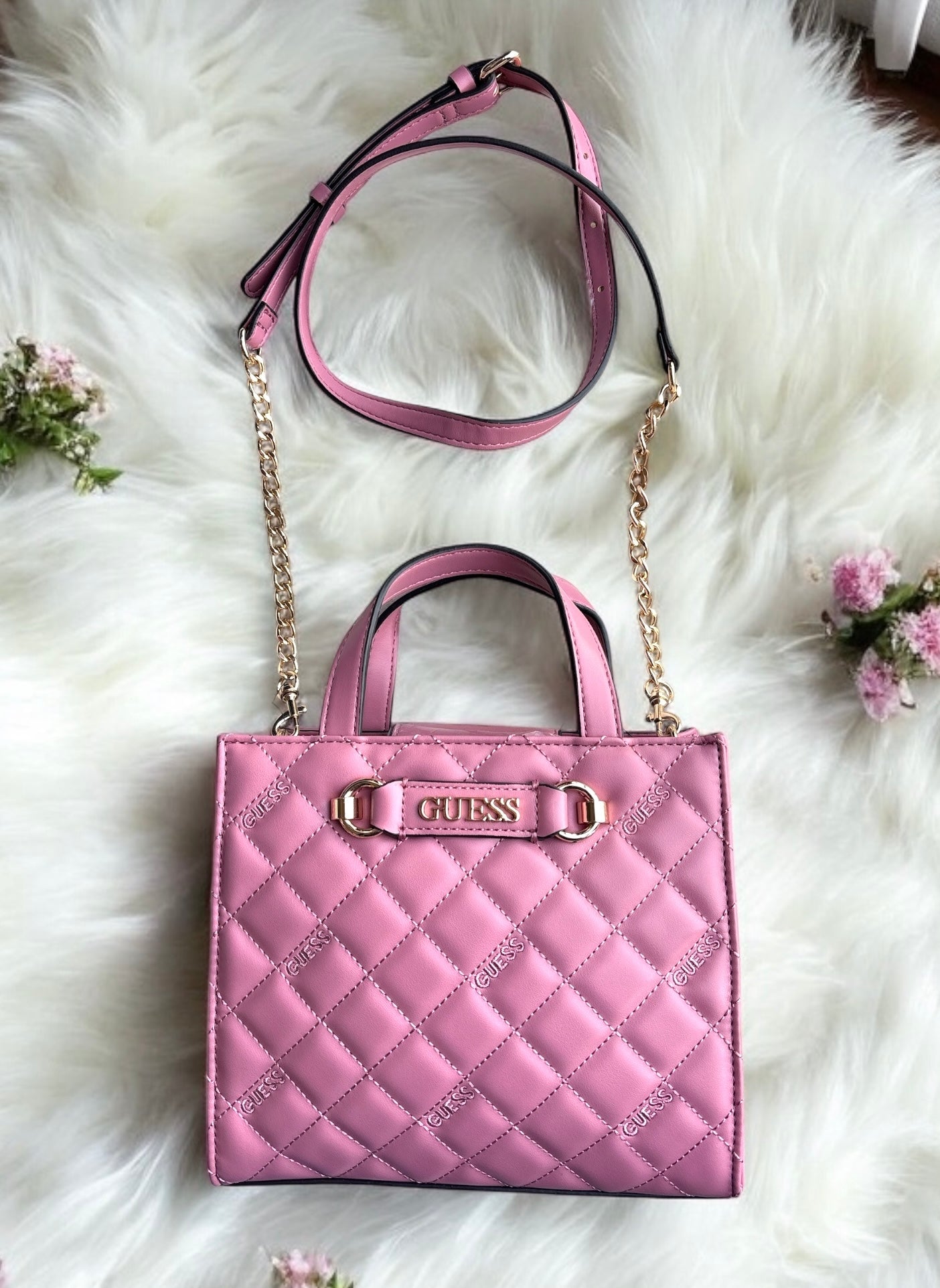 Tote Guess rosa acolchonada con strap
