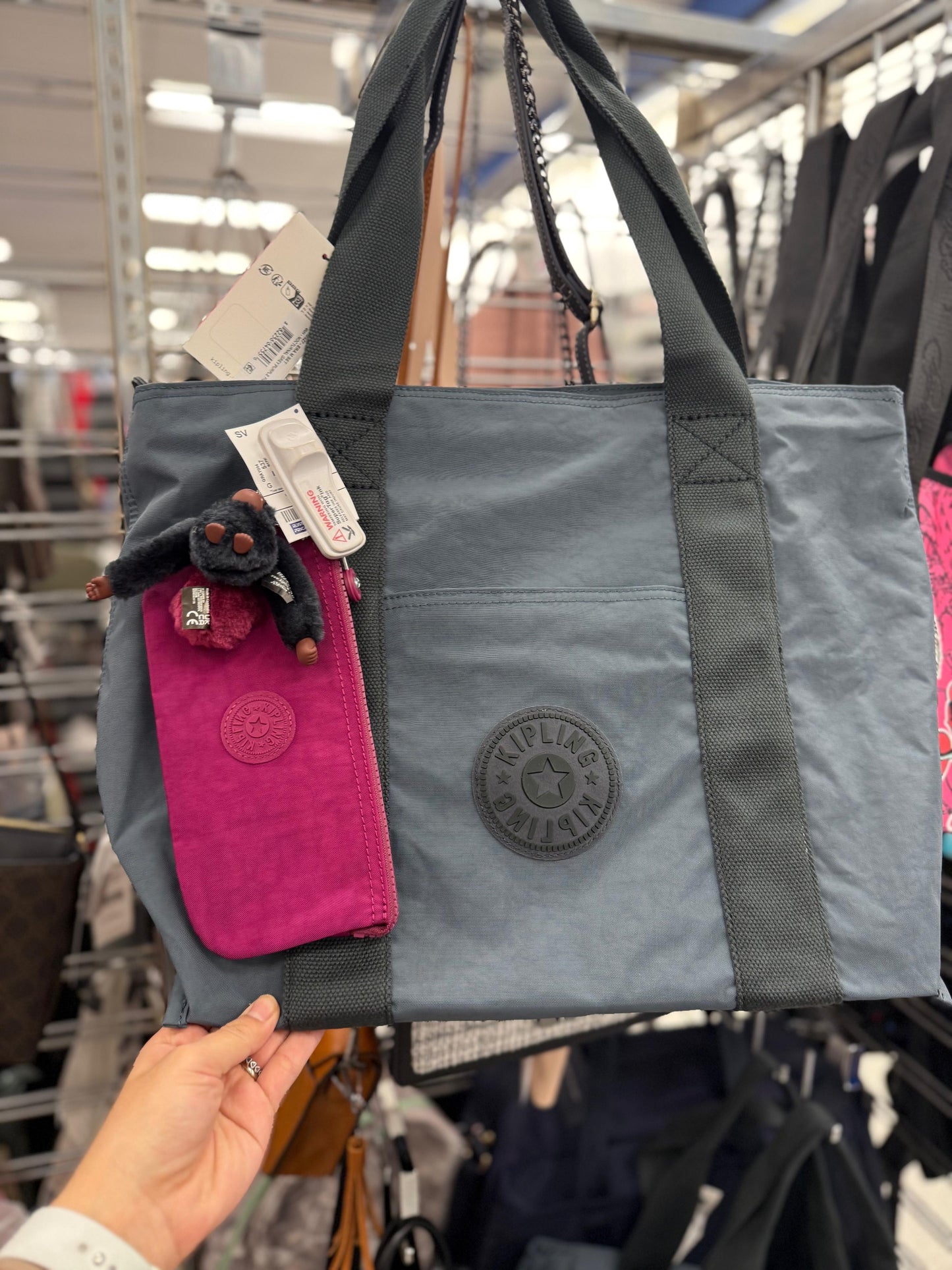 Maleta Kipling azul petróleo con changuito y cosmetiquera morada con changuito