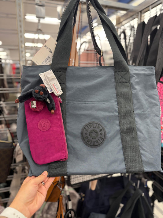 Maleta Kipling azul petróleo con changuito y cosmetiquera morada con changuito