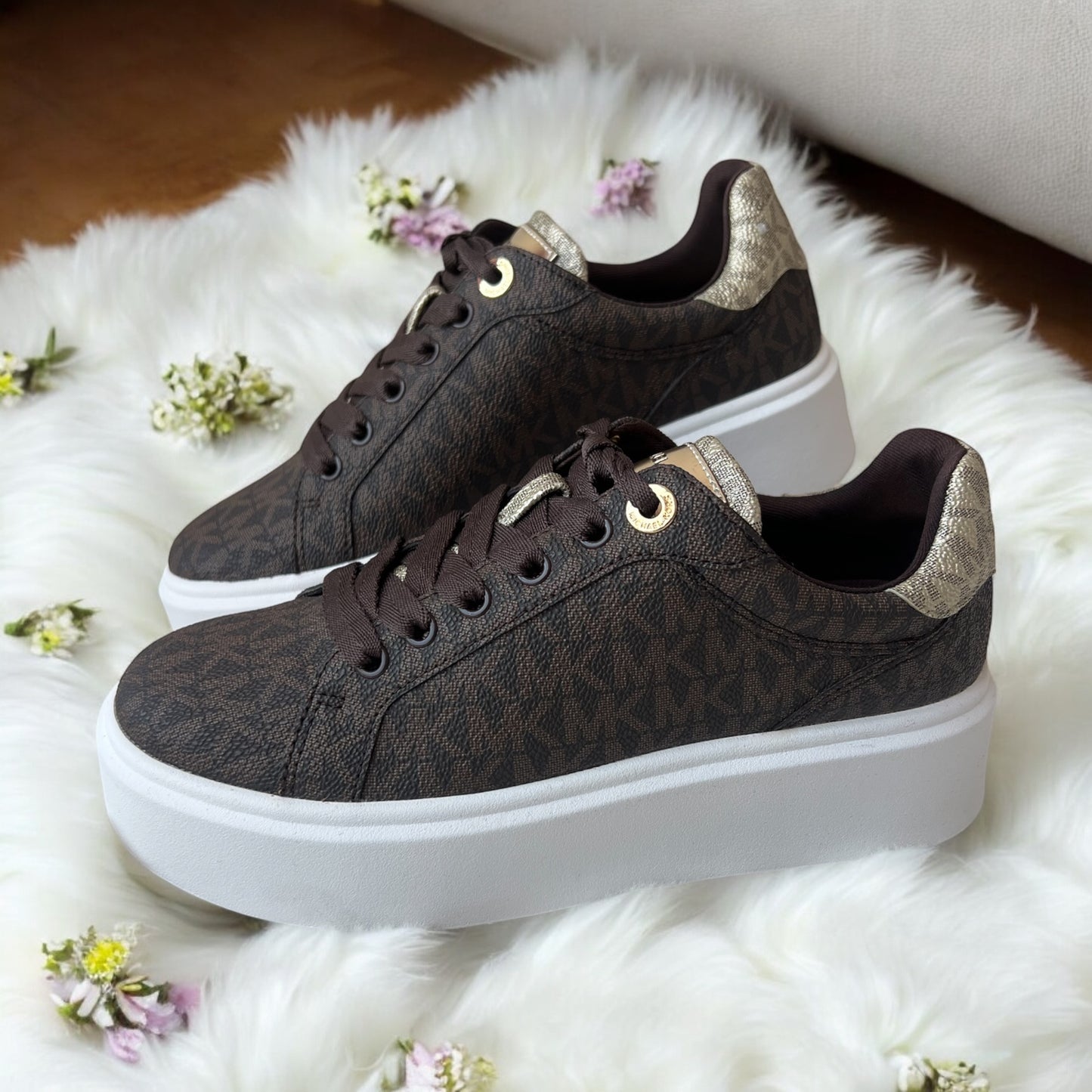 Tenis Michael K chocolate con detalles dorados