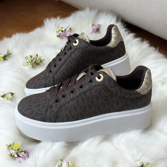 Tenis Michael K chocolate con detalles dorados