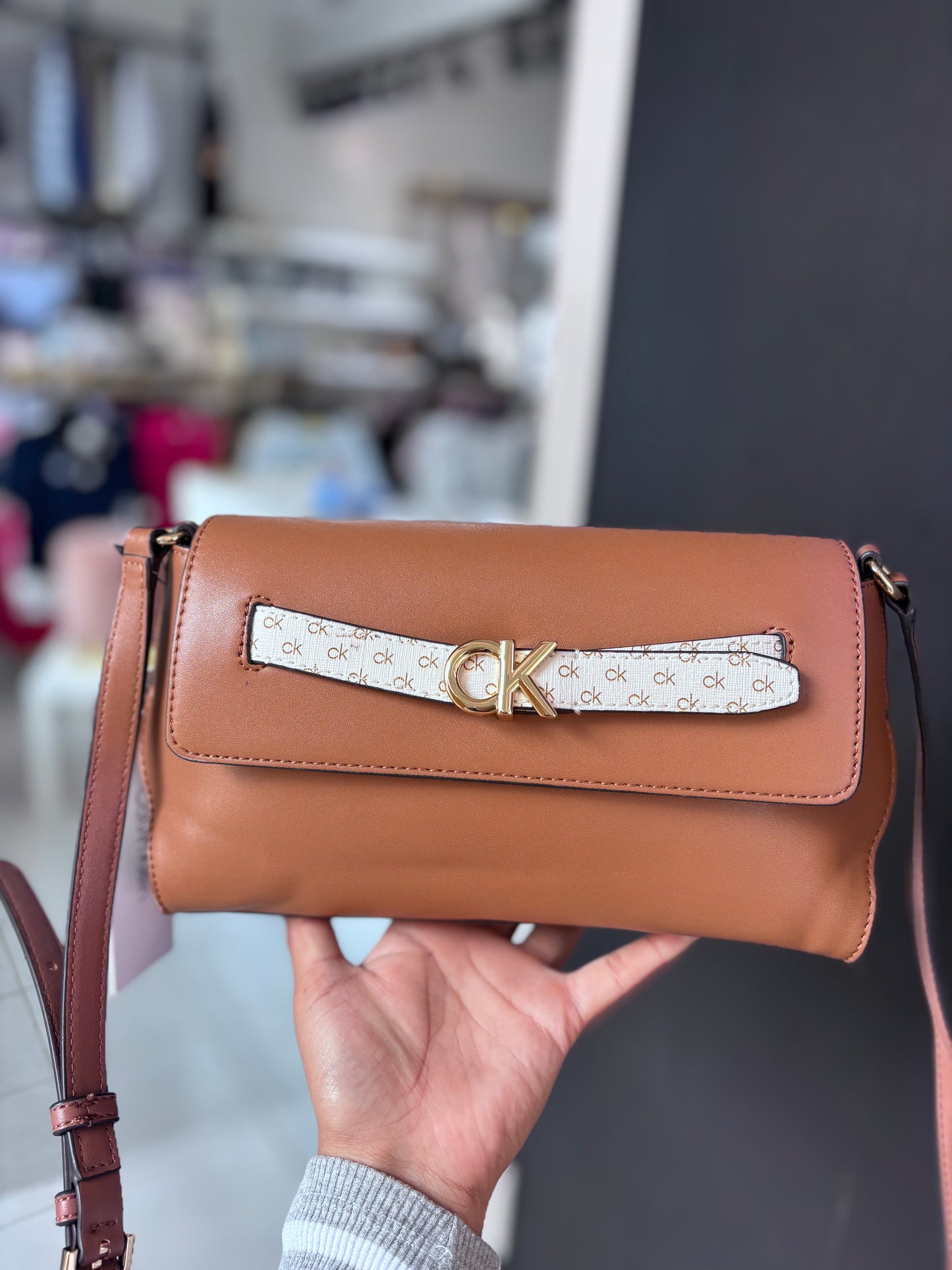 Crossbody Calvin K camel placa dorada