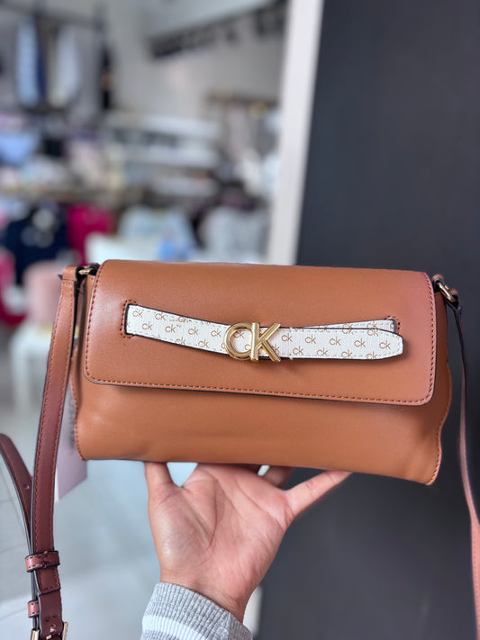 Crossbody Calvin K camel placa dorada