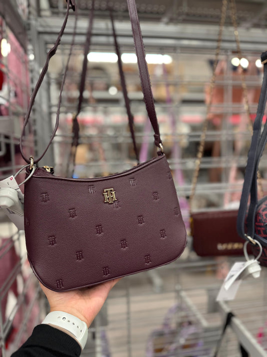 Crossbody Tommy H uva con monogram grabado y placa dorada