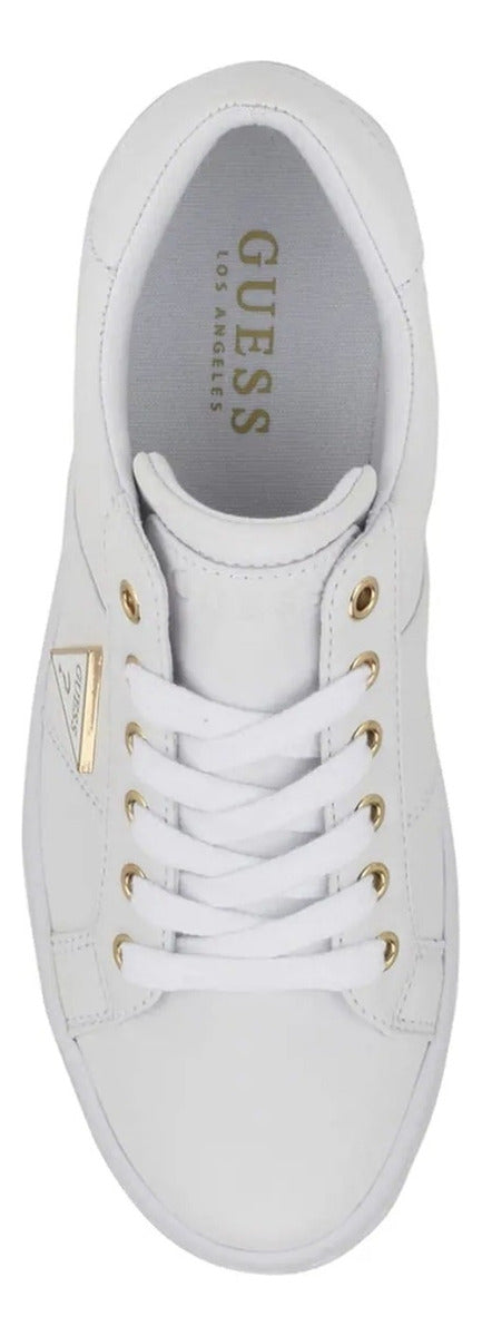 Tenis Guess blancos con suela grabada, placa blanca con dorado