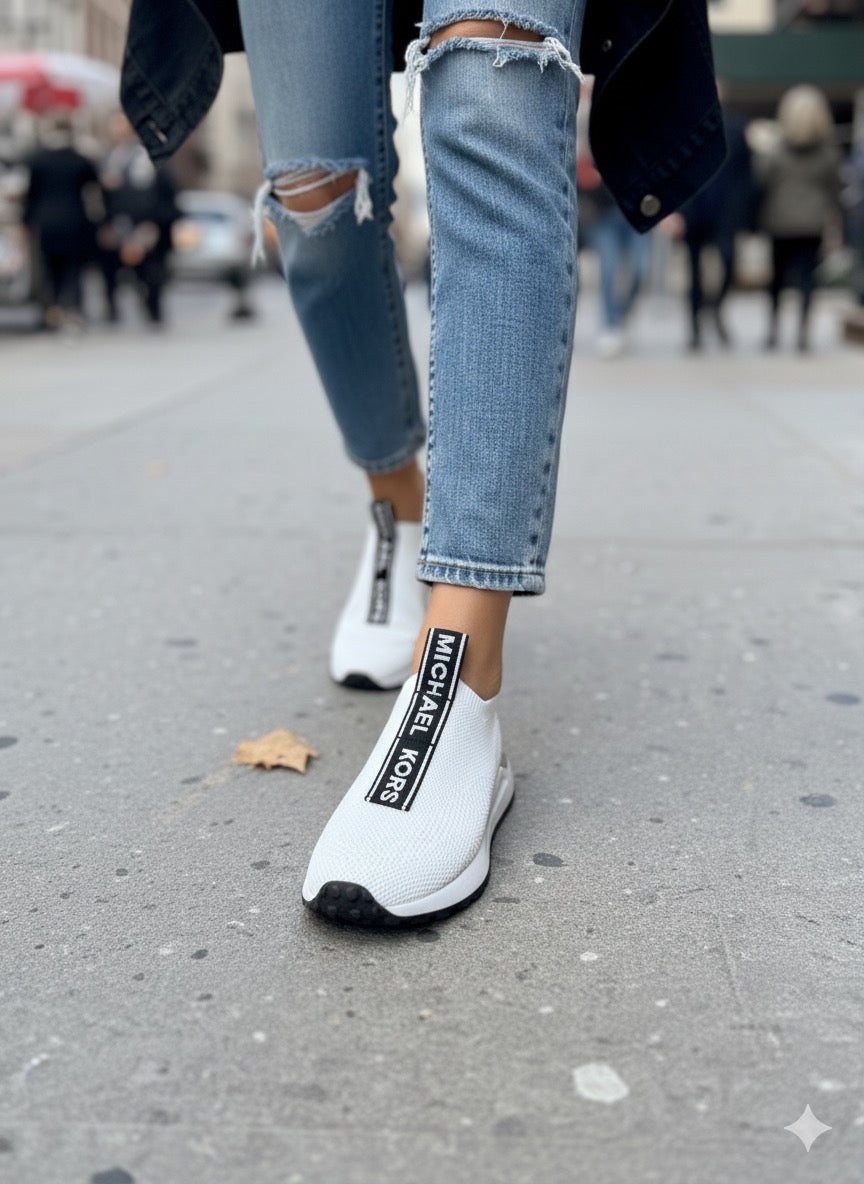 Tenis Michael k blancos de tela con línea negra y letras blancas