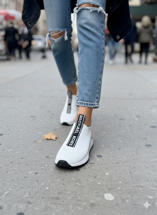Tenis Michael k blancos de tela con línea negra y letras blancas