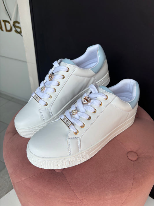 Tenis Guess blancos con detalles azul y dijes