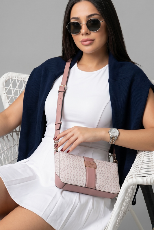 Crossbody/Hobo Guess rosa con placa