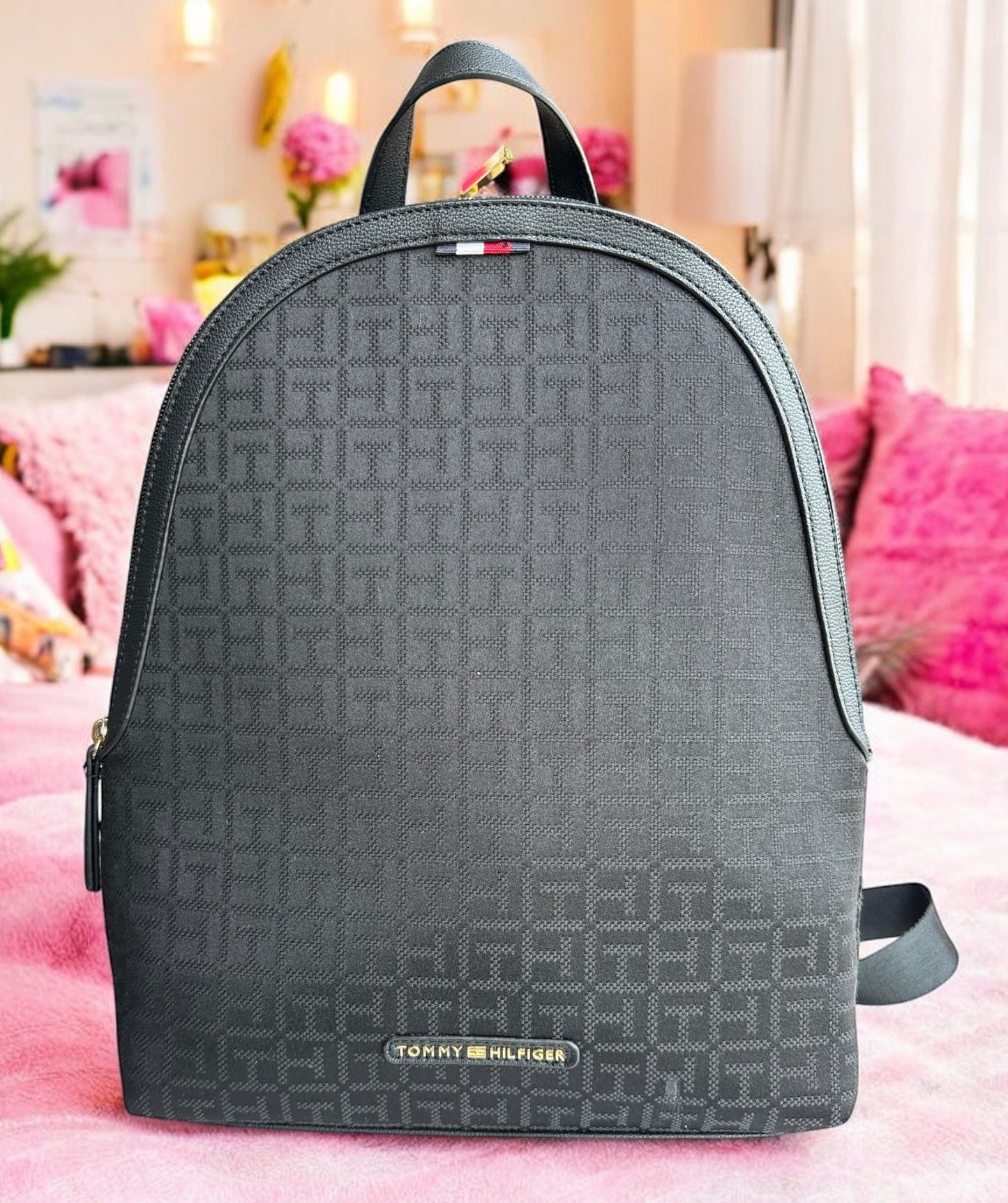 Backpack Tommy H negra con monogram y placa dorada
