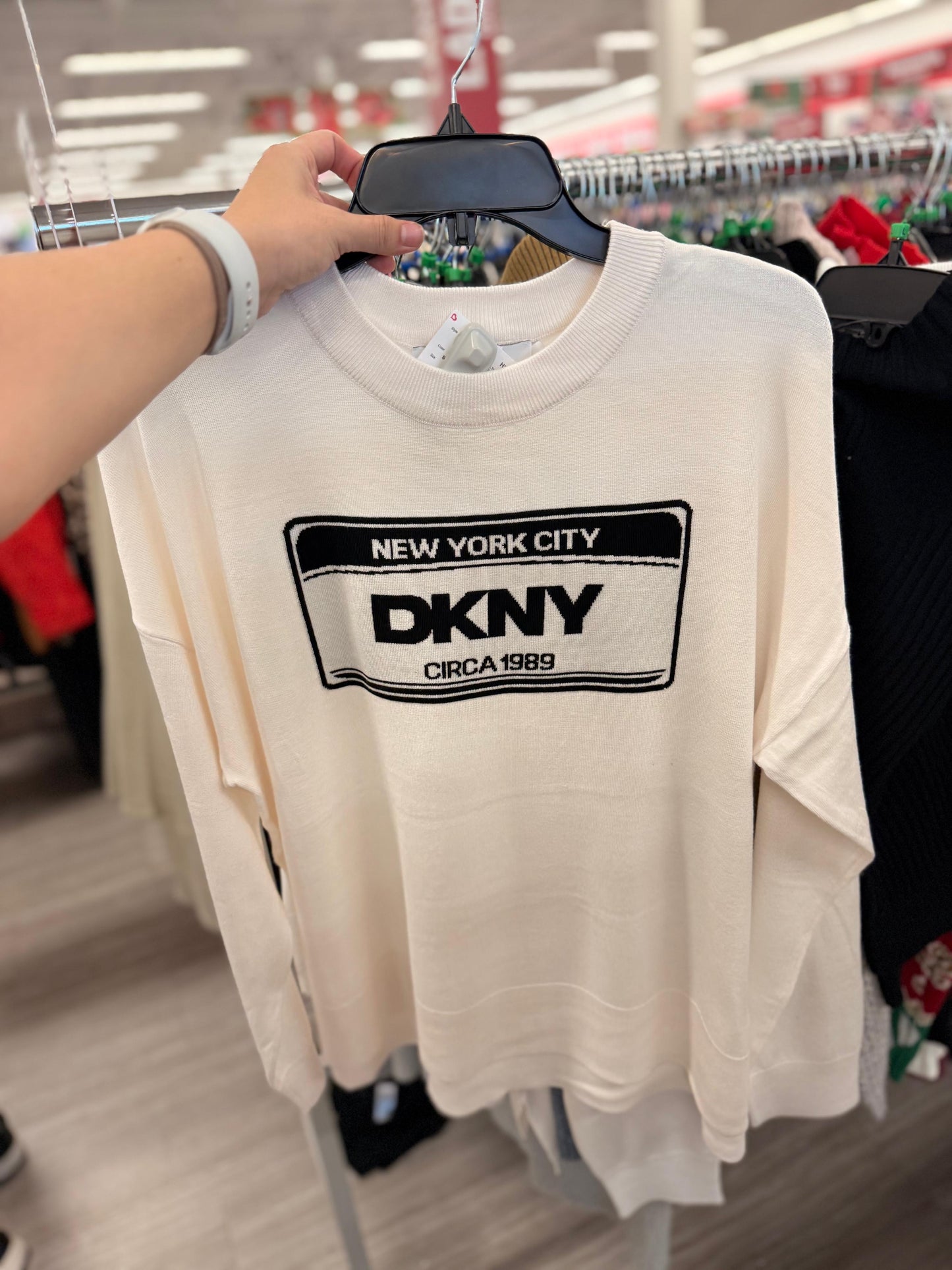 Suéter DKNY blanco con letras negras