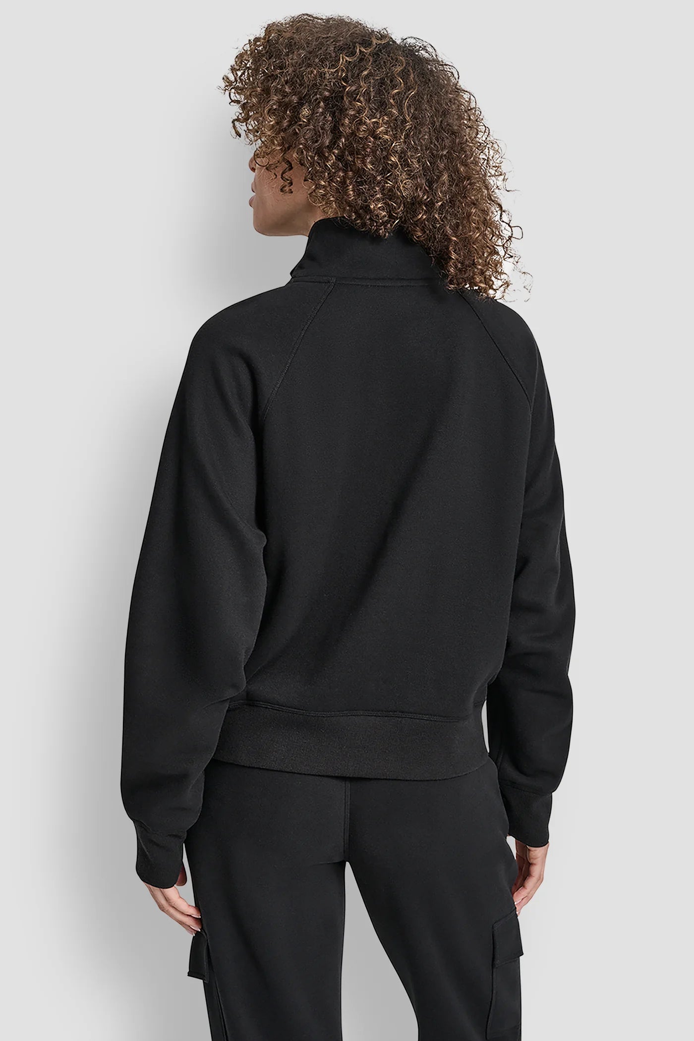 Sudadera DKNY negra, medio cierre letras de brillos
