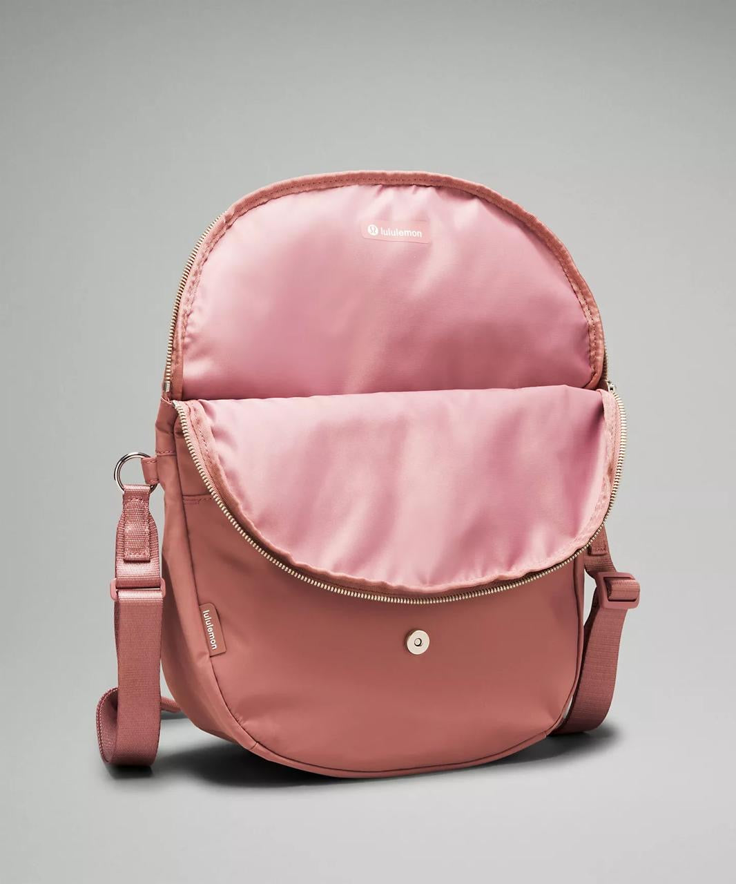 All Night Festival Bag Lululemon palo de rosa, placa plateada con una amplia apertura