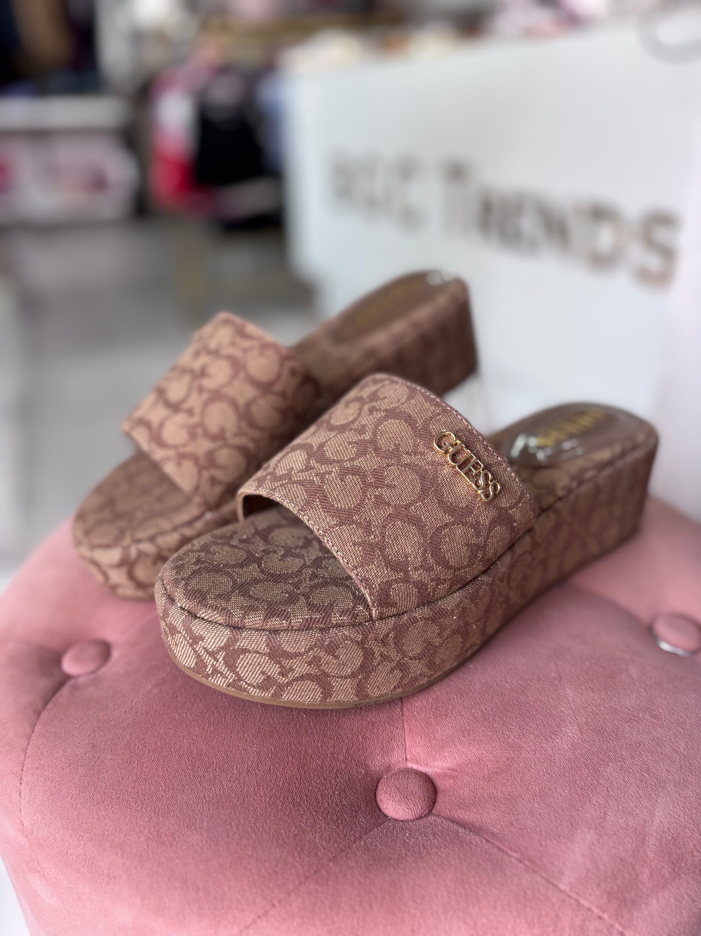 Sandalias Guess café con monogram