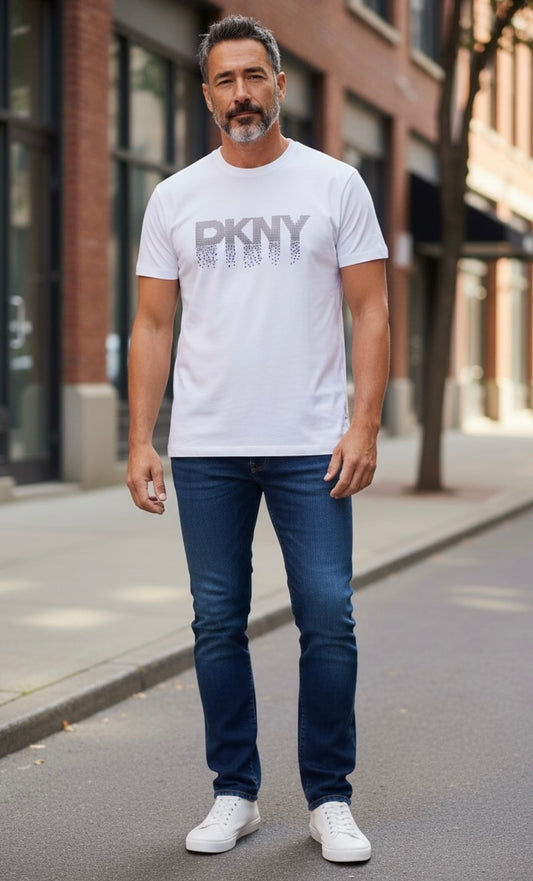 Playera DKNY blanca con letras gris