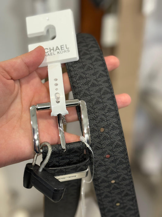 Cinturón Michael K negro monogram gris y placa cuadrada plateada
