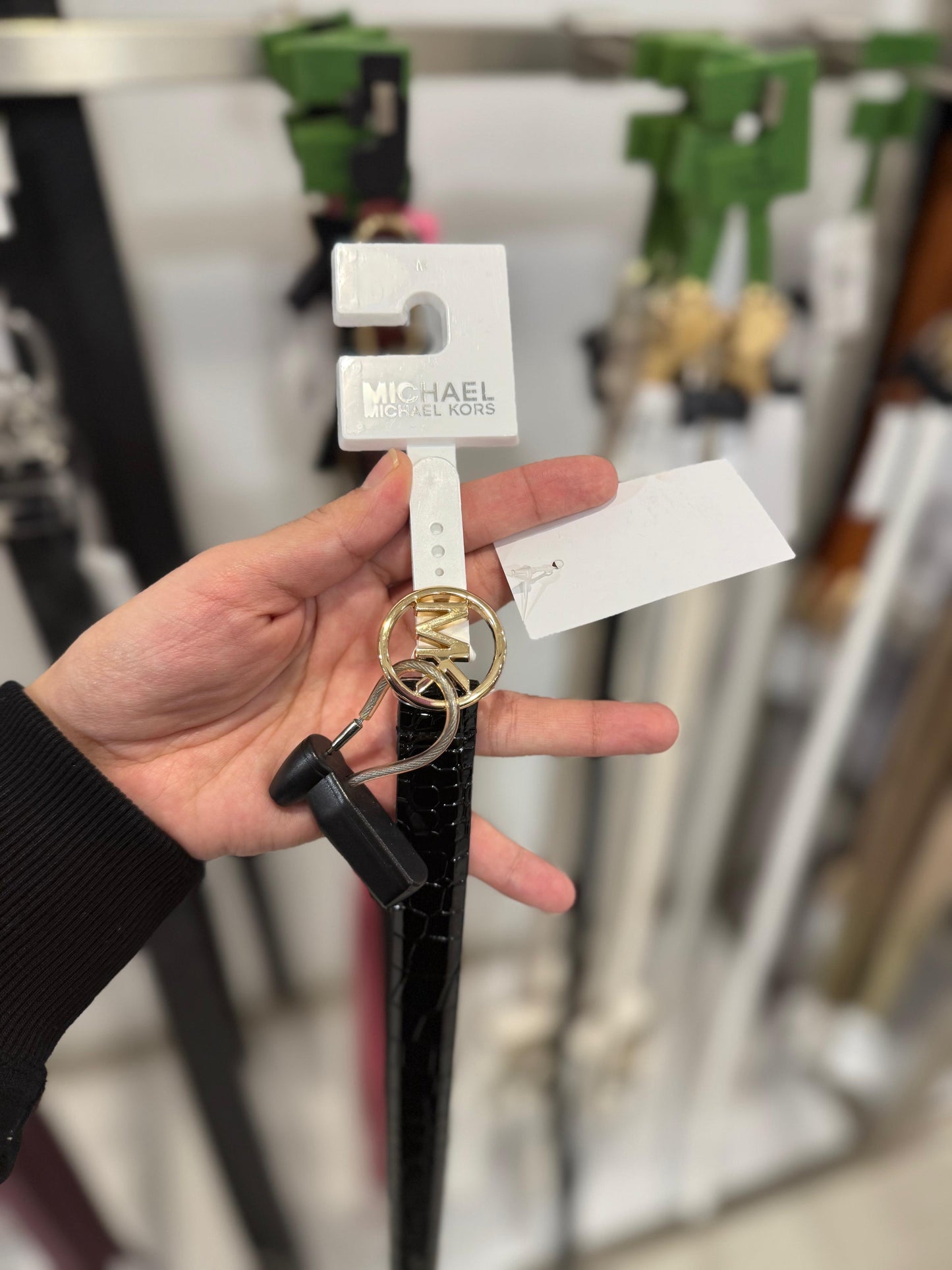 Cinturón Michael k negro tipo charol con textura delgado placa dorada