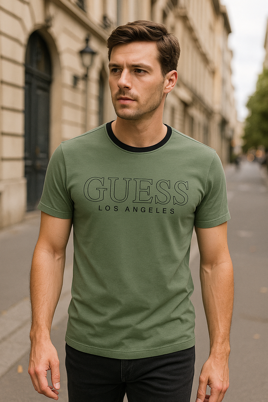 Playera Guess verde militar, letras hundidas para caballero
