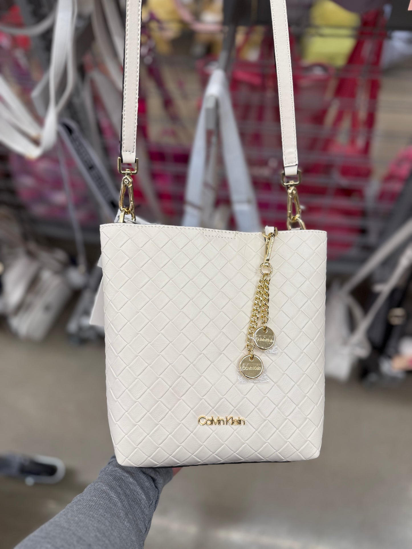 Bucket Calvin K beige, strap ajustable, llavero y placa dorado