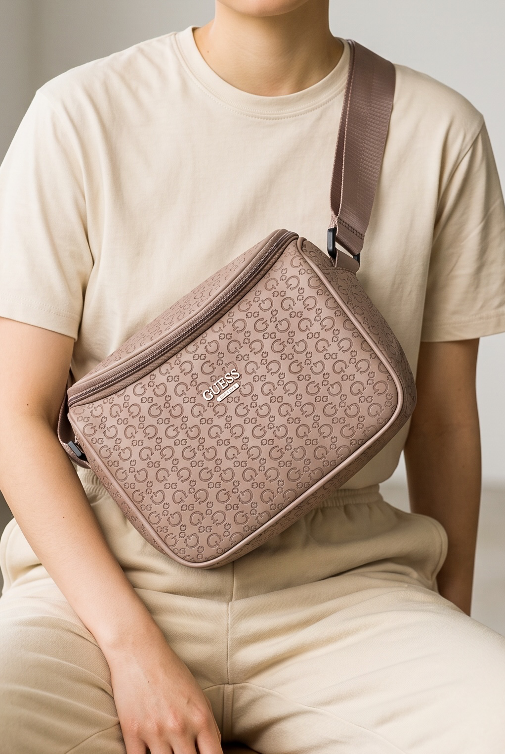 Lonchera Guess rosa
