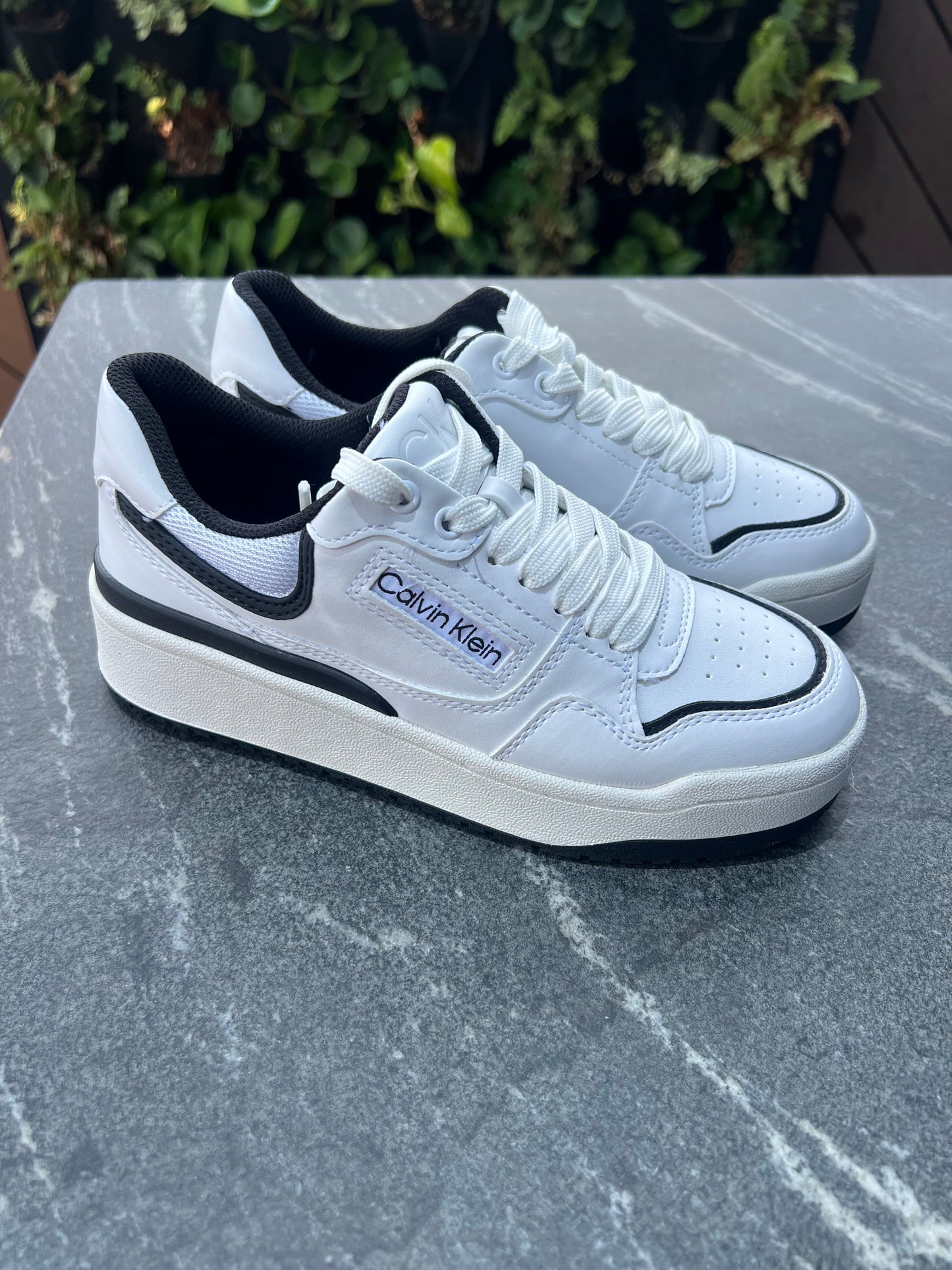 Tenis Calvin K Blancos/negros con letras negras