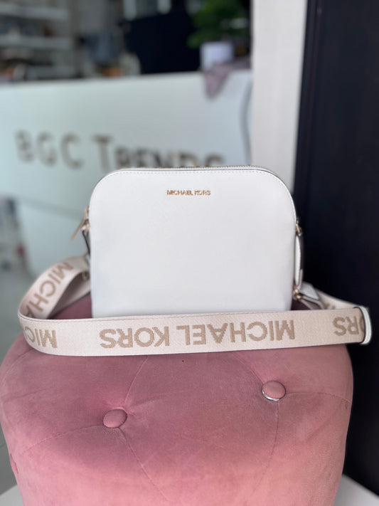 Crossbody Michael K blanca con placa dorada