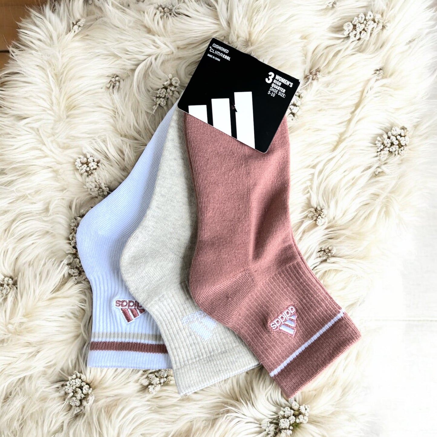 Calcetas Adidas nude beige y blanca 3 pz logo bordado