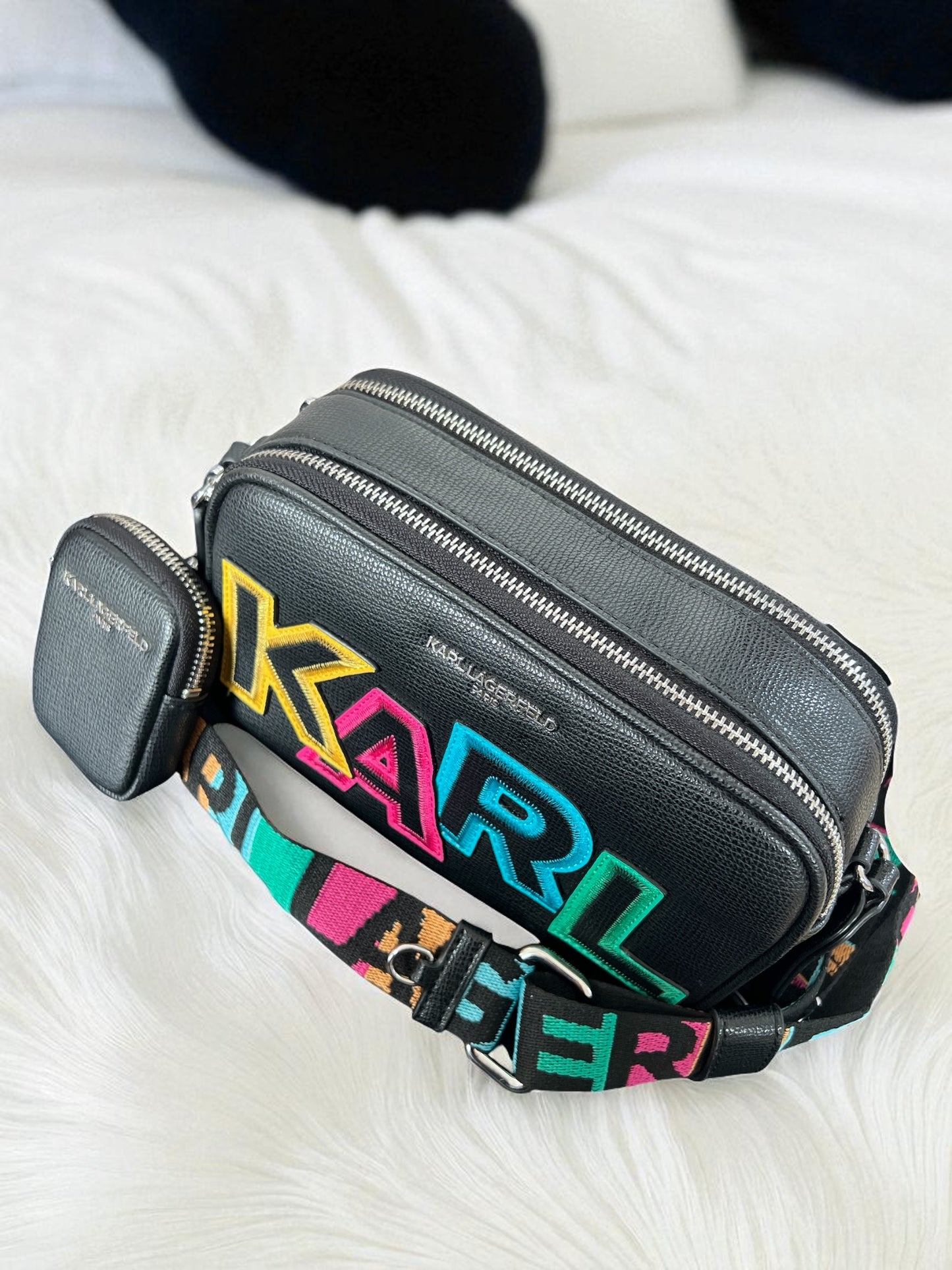 Crossbody Karl L negra letras de colores