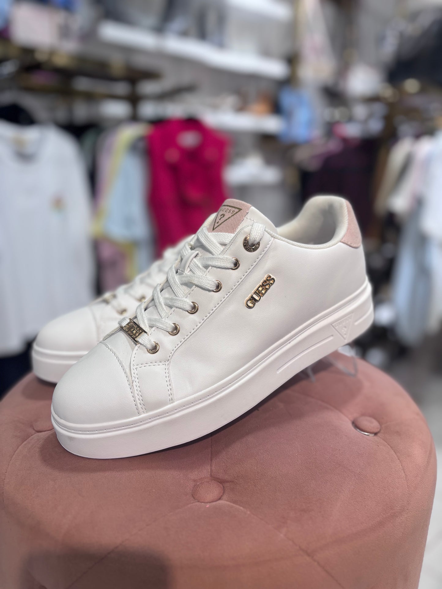 Tenis Guess blancos con detalles rosa claro