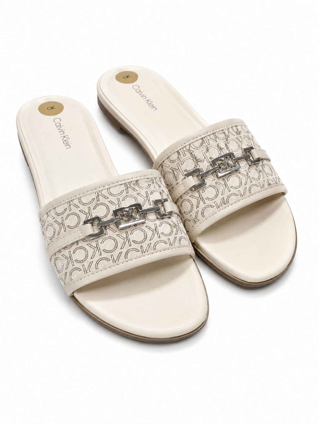 Sandalias Calvin k beige con placa plateada