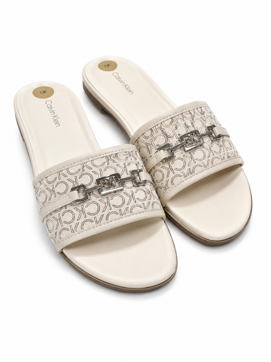 Sandalias Calvin k beige con placa plateada