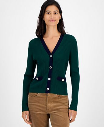 Suéter Tommy H verde  línea azul marino en medio y bolsas, botones plateados