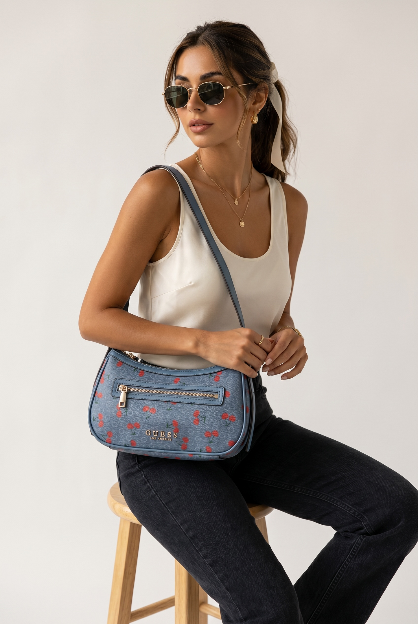 Hobo Guess azul cerezas trending