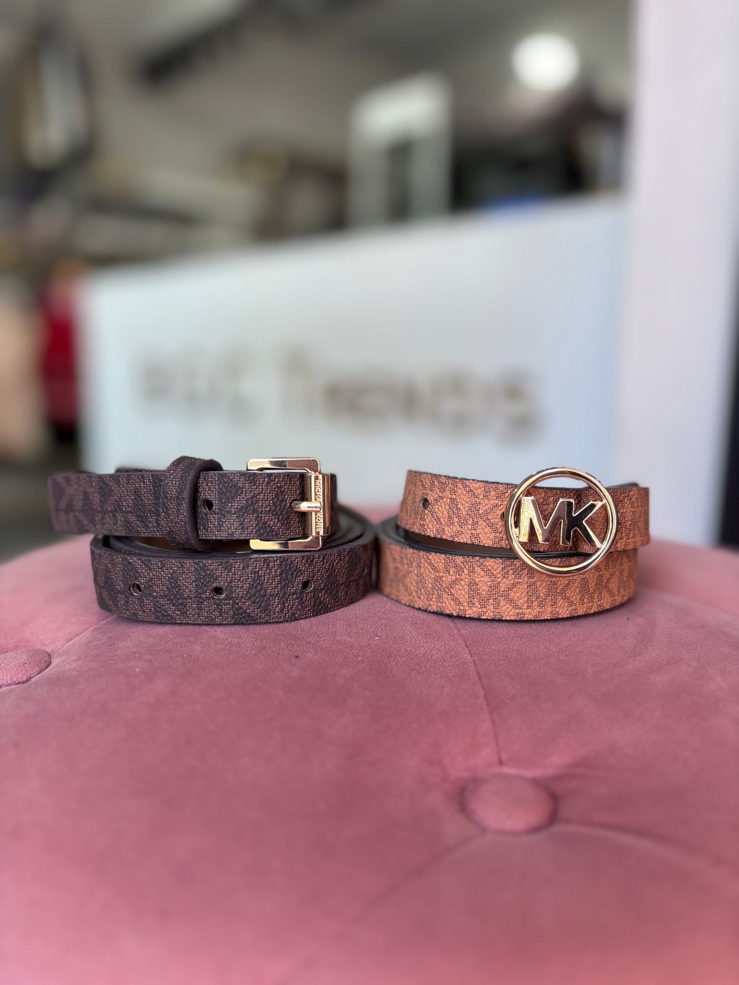 Dúo de cinturones Michael k café y camel con monogram