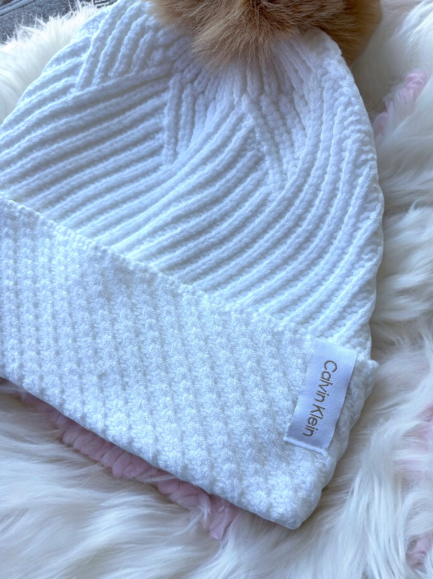 Gorro a Calvin K blanco con pompón camel