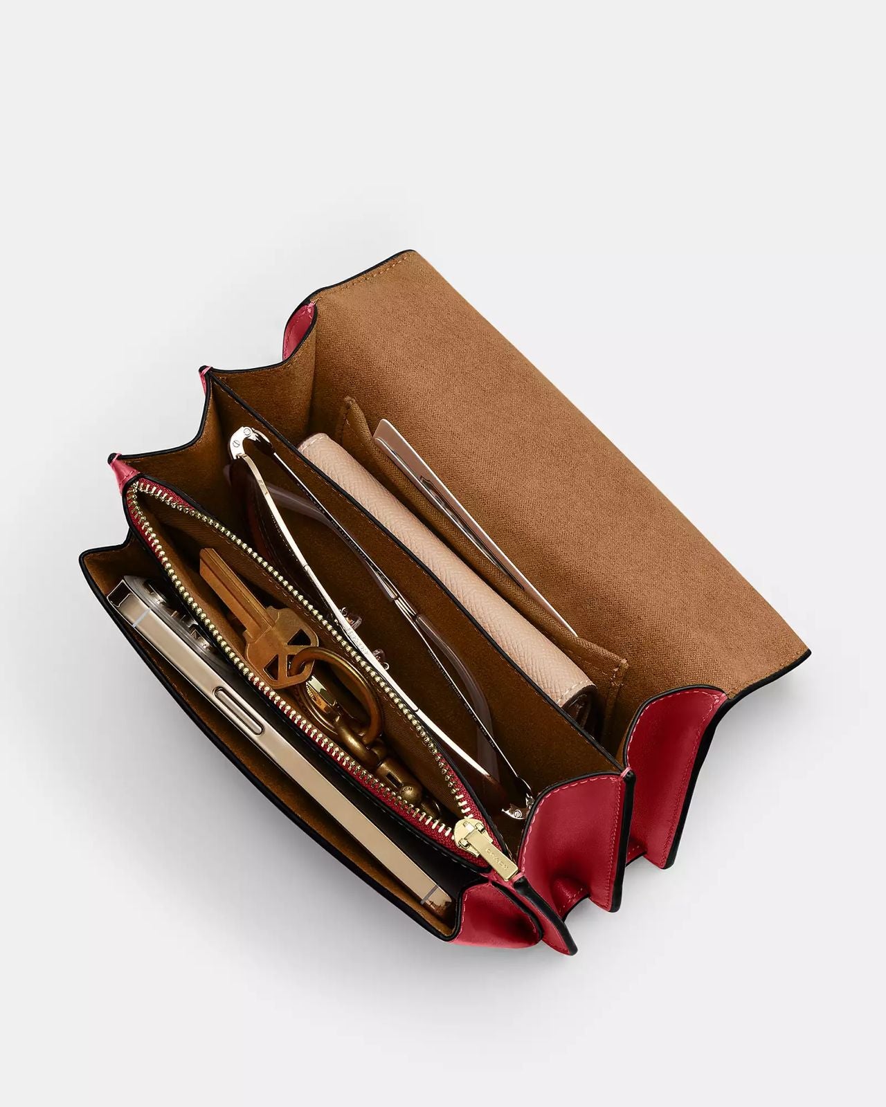 Crossbody Couch True roja, placa y strap de cadena dorada