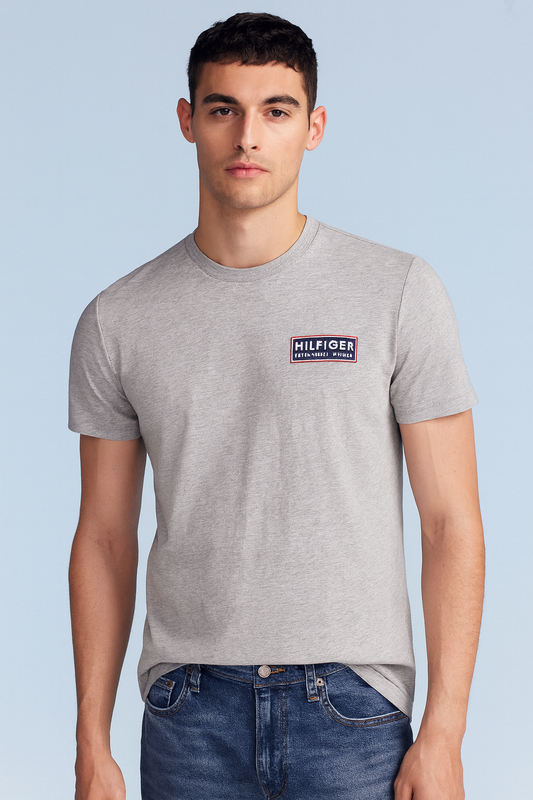 Playera Tommy H gris jaspeado, banderita en manga izquierda