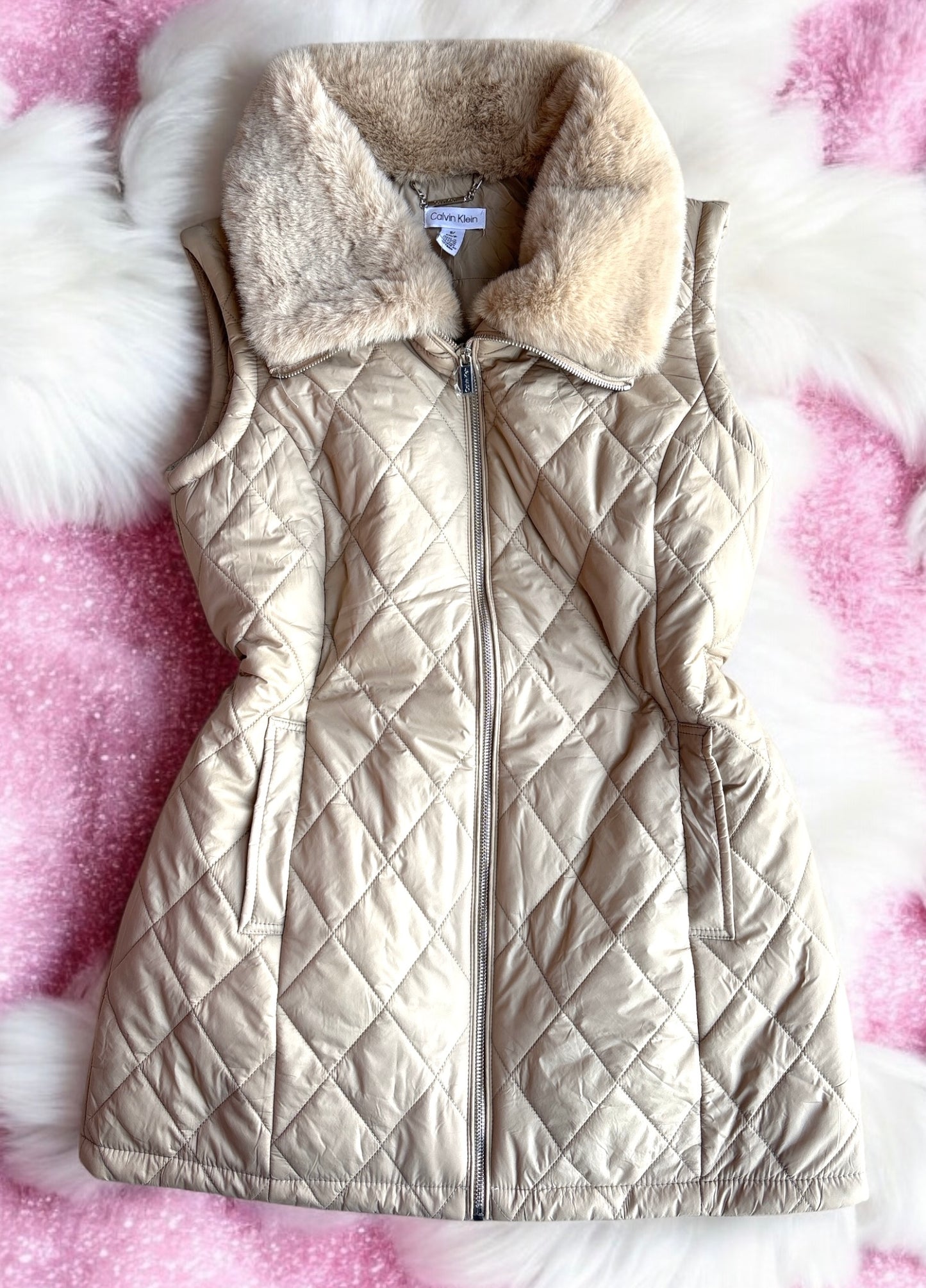 Chaleco Calvin K camel largo con peluche en cuello