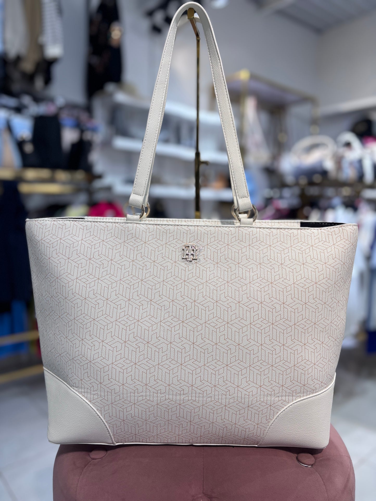 Tote Tommy H blanca con monogram dorado