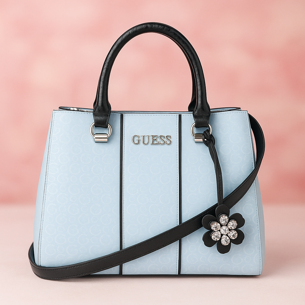 Tote Guess blanca/negro tipo charol con llavero de flor