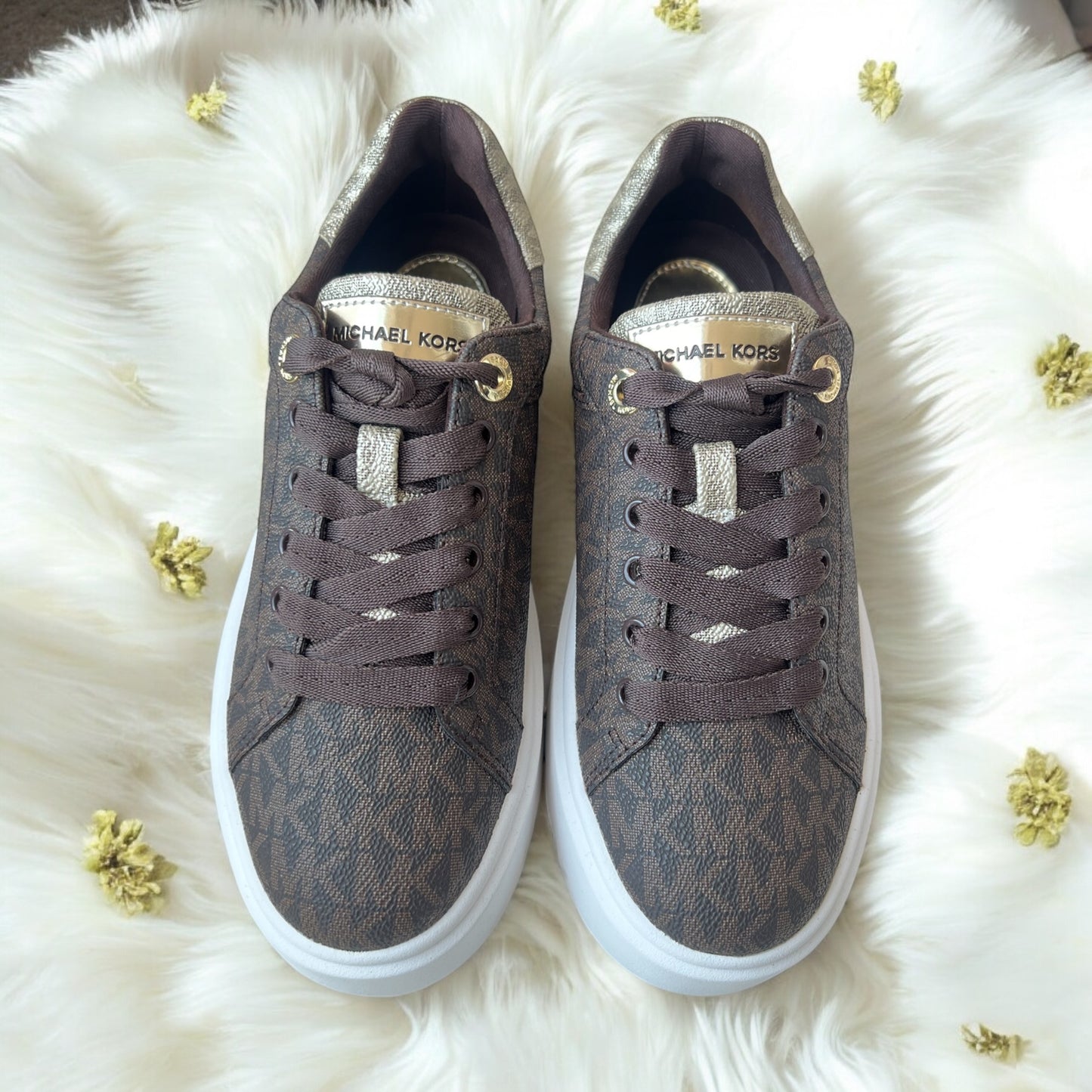 Tenis Michael K chocolate con detalles dorados