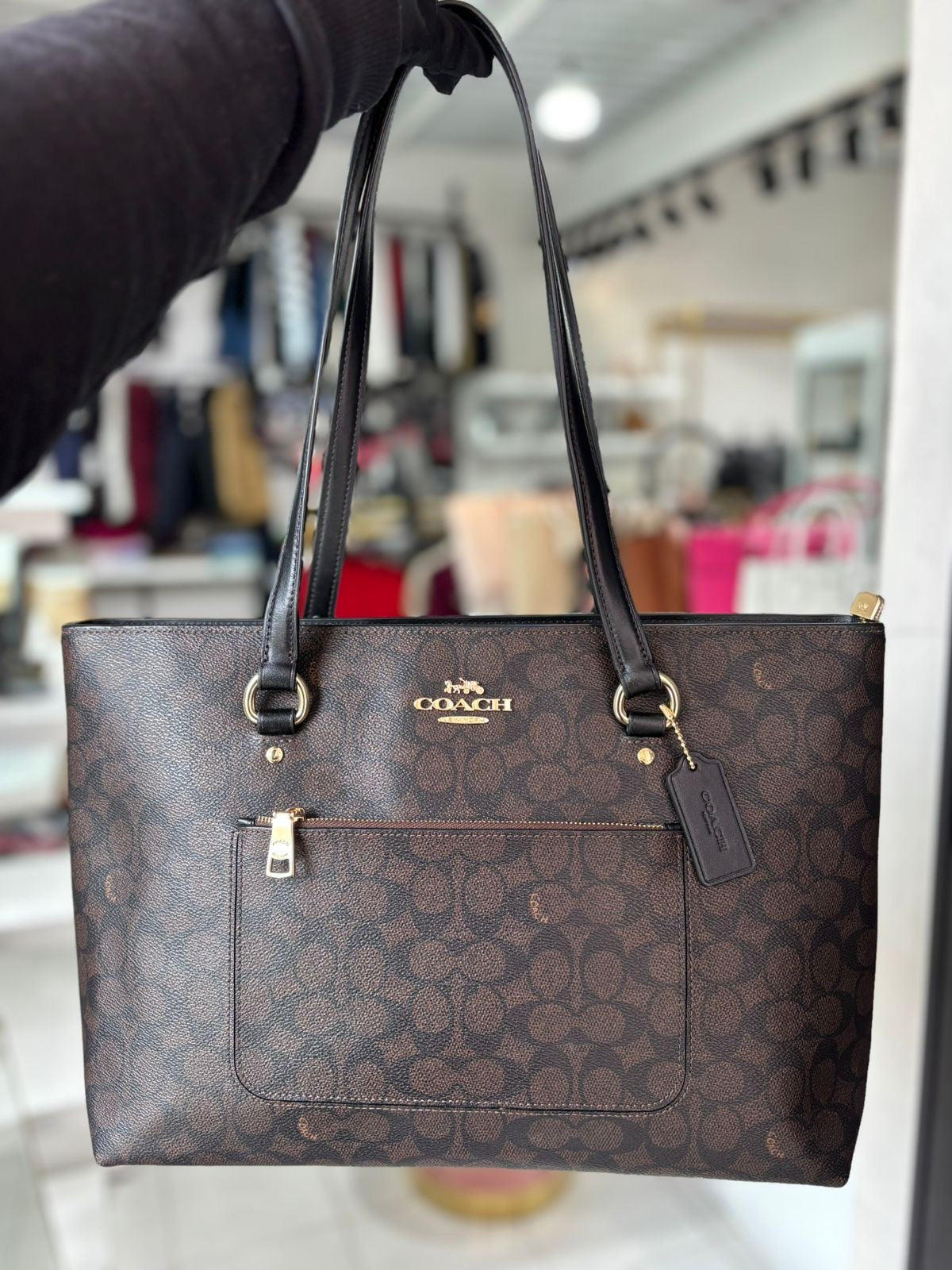 Tote Coach café con herrajes dorados