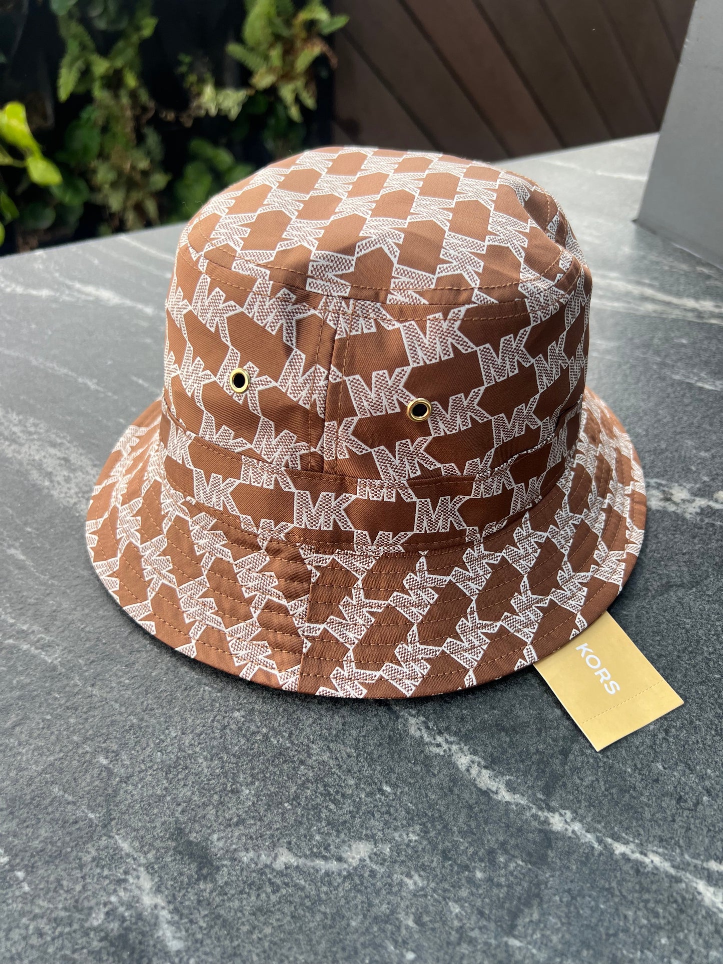 Gorro Bucket Michael k café/blanco con monogram