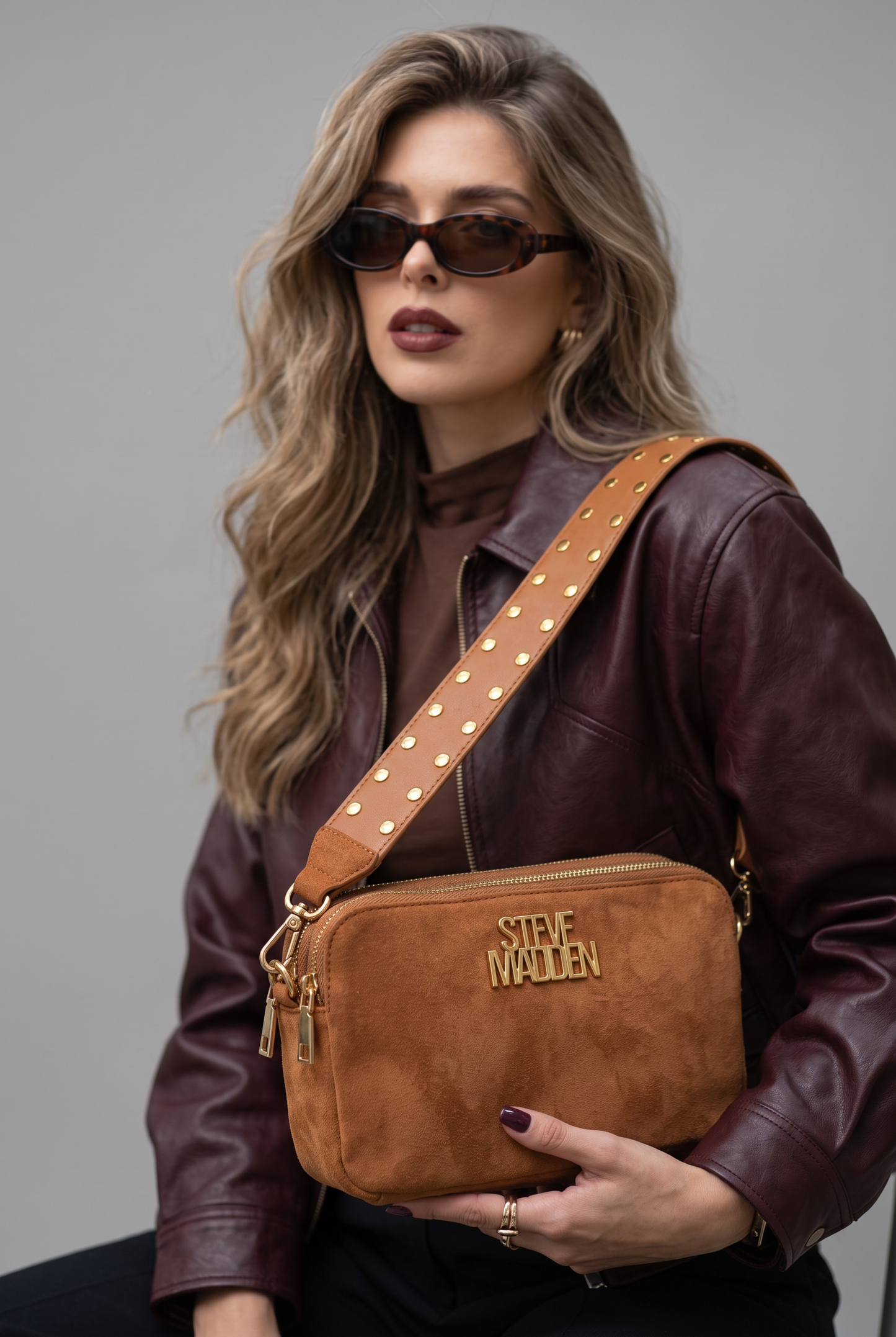 Crossbody Steve Madden camel con estoperoles