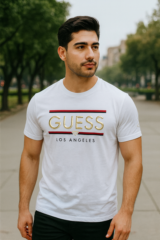 Playera Guess blanca con letras doradas para caballero