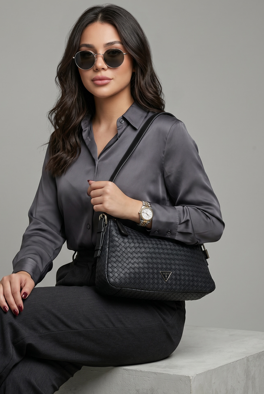 Hobo Guess negra con dije de candado
