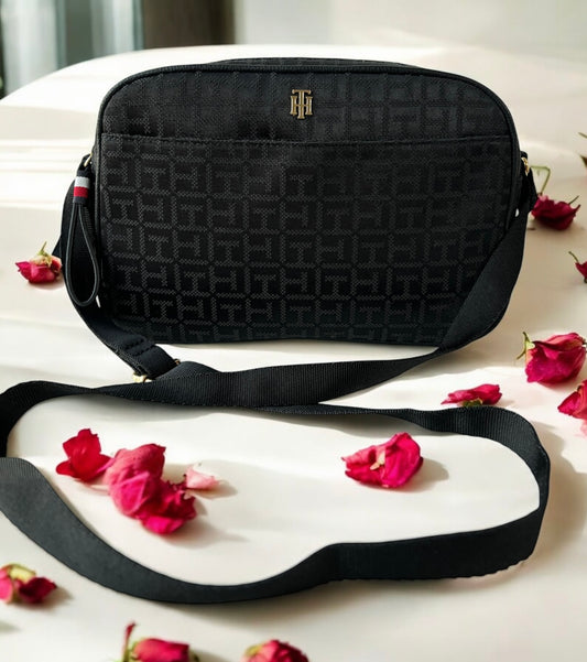 Crossbody Tommy H doble cierre negra con monogram