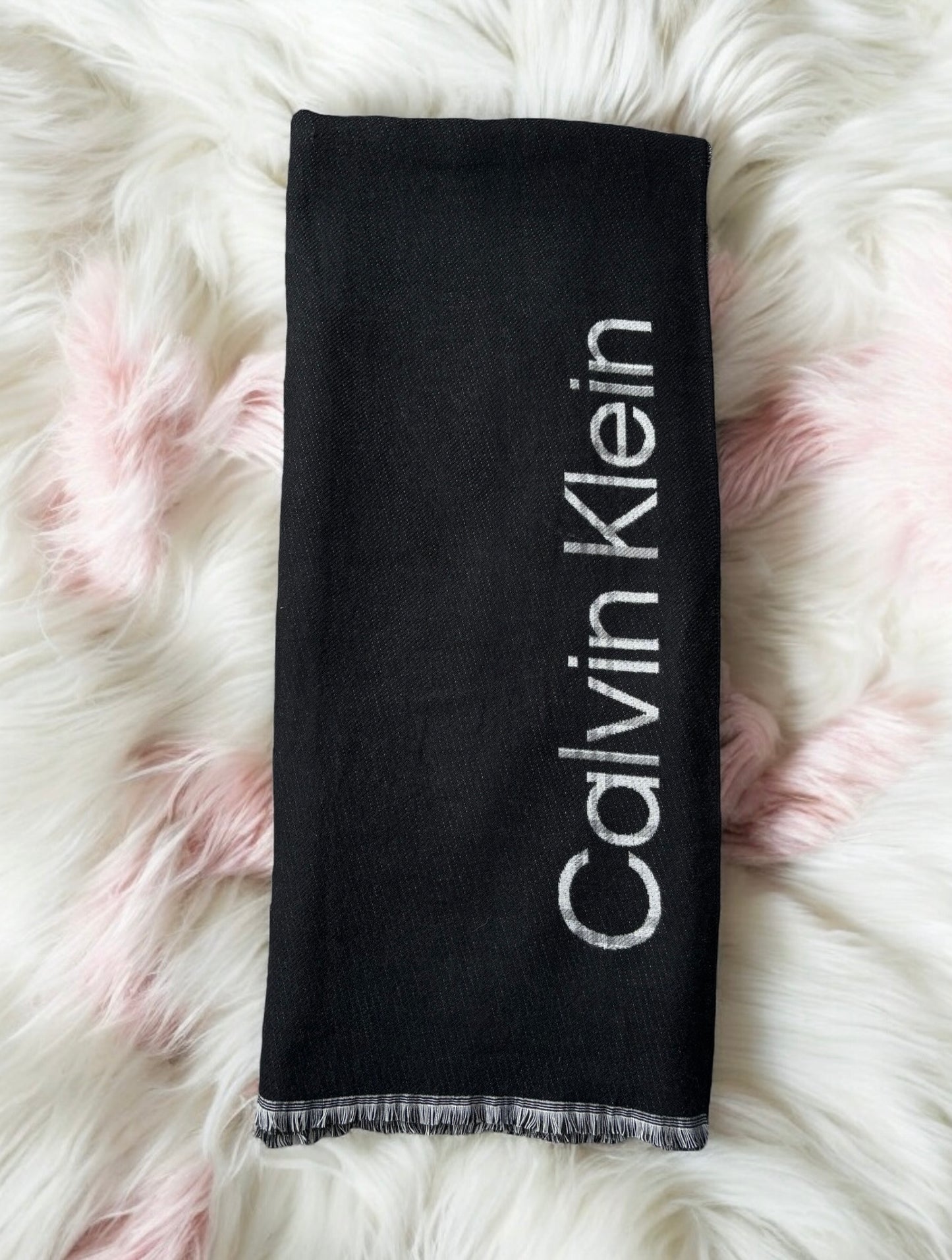 Poncho Calvin K gris/negro y letras blancas