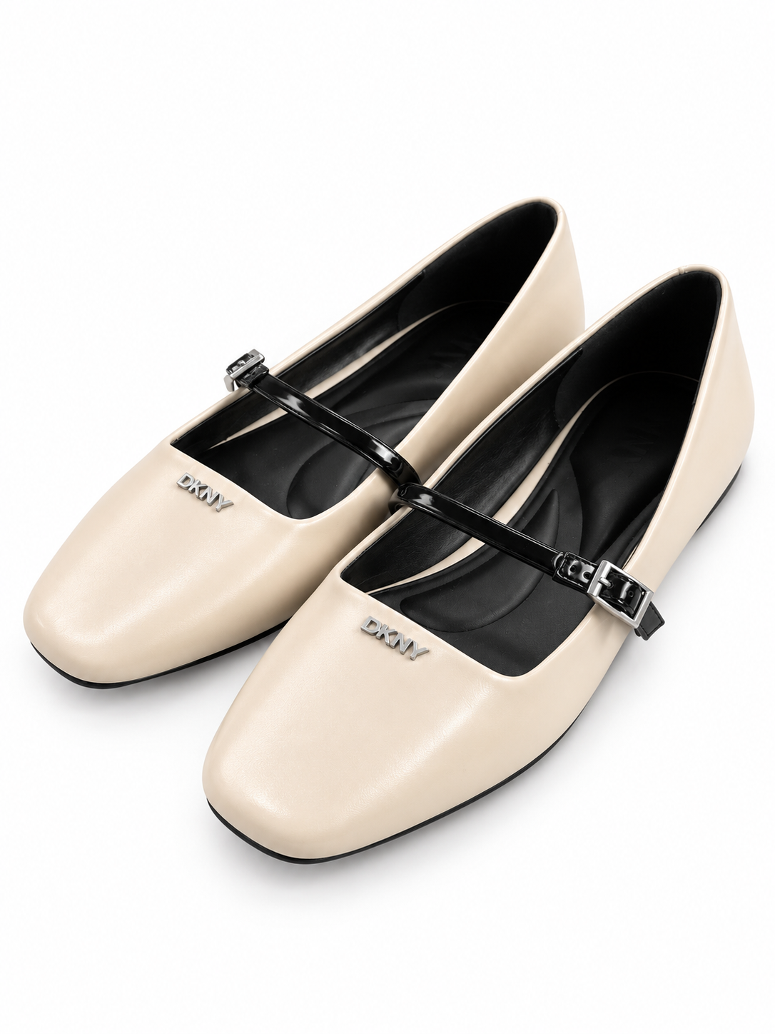 Flats DKNY crema y negro placa plata
