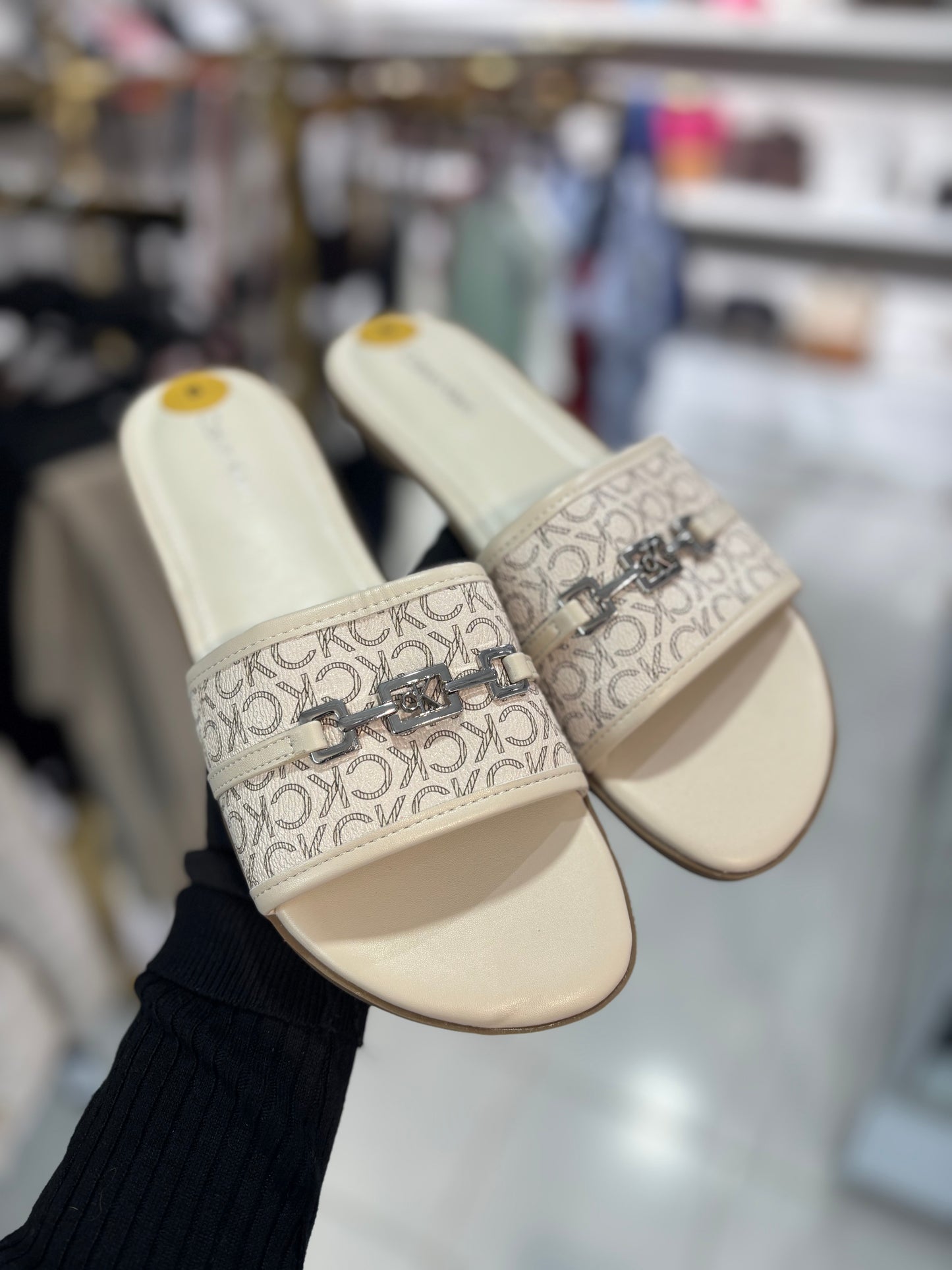 Sandalias Calvin k beige con placa plateada